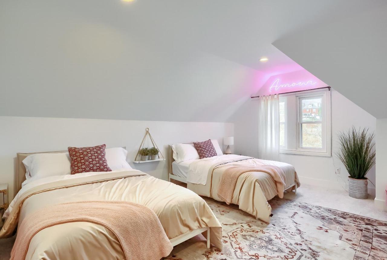 Newly Renovated Victorian Gem Perfect Space For Family Vacations! Pittsburgh Luaran gambar